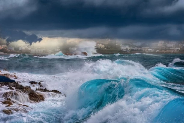 APOKALIPTIČNI PRIZORI SA OMILJENIH SRPSKIH LETOVALIŠTA! Talasi preplavili plažu: Strašno nevreme u Grčkoj, nebo se zacrnelo za minut (VIDEO)