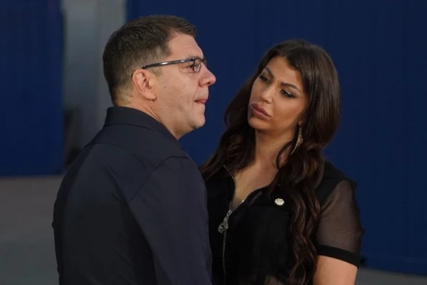 PRIVATAN SNIMAK MILJANE KULIĆ I IVANA MARINKOVIĆA ISPLIVAO: Ispratili Željka u školu, a onda... HAOS! Sve se vidi (FOTO)