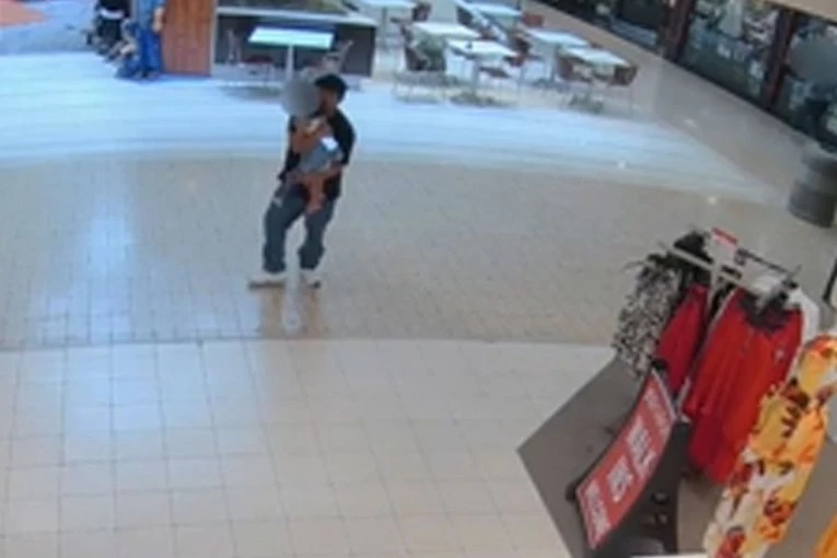 UŽAS U TRŽNOM CENTRU! Manijak pokušao da OTME devojčicu (3)! Uzeo je u naručje dok OTAC NIJE GLEDAO, a onda se desio preokret (VIDEO)