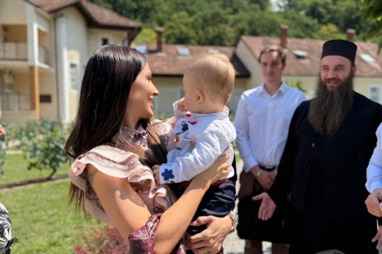 Katarina Živković krstila sina u narodnoj nošnji