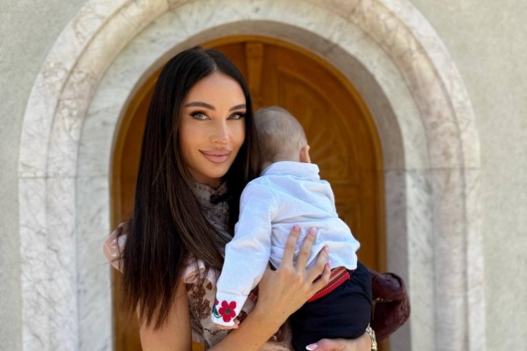 Katarina Živković krstila sina u narodnoj nošnji