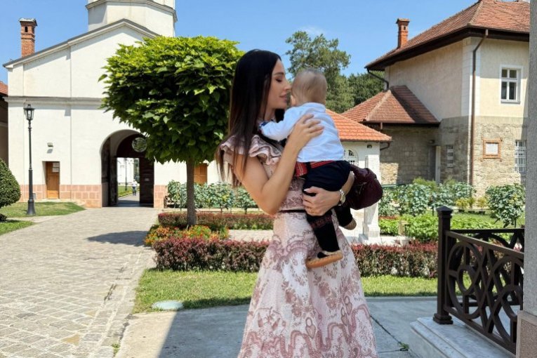 Katarina Živković krstila sina u narodnoj nošnji