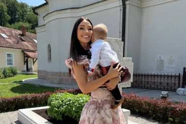 NAŠA PEVAČICA SAZNALA DA JE TRUDNA U TRŽNOM CENTRU: Dugo se borila za potomstvo - danas se ne odvaja od sina!