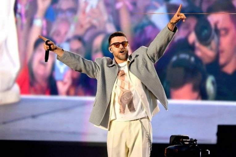 SLAVNI PEVAČ OTKRIO DA BOLUJE OD TEŠKE BOLESTI: Ovo su simptomi s kojima se suočava - utiču na srce, nerve i zglobove!