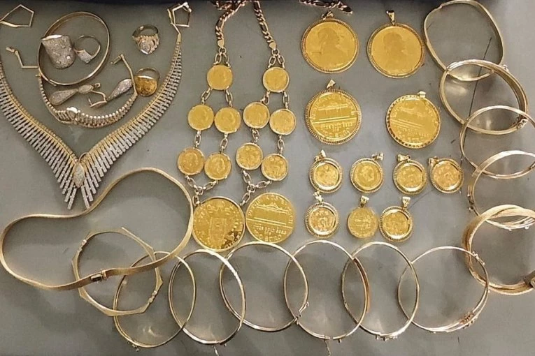 PLANINARI PRONAŠLI BLAGO! Usred nedođije ugledali u kamenoj kutiji 600 ZLATNIKA, a onda i posudu sa ZLATOM! Nećete verovati KOLIKO VREDE