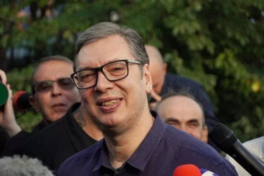 "NE POSTOJI NIŠTA VAŽNIJE OD OTADŽBINE, MORAMO DA JE BRANIMO" - Vučić u Žitorađi obišao radove na obnovi kuća izgorelih u požaru i NAJAVIO POMOĆ NARODU