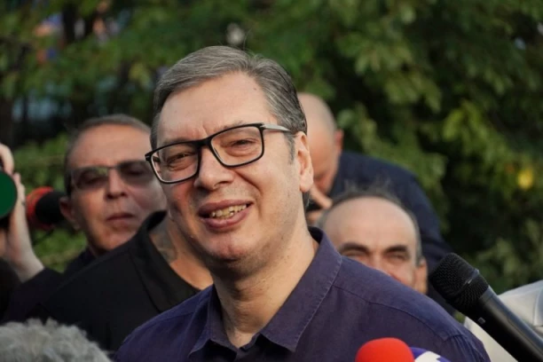 "NE POSTOJI NIŠTA VAŽNIJE OD OTADŽBINE, MORAMO DA JE BRANIMO" - Vučić u Žitorađi obišao radove na obnovi kuća izgorelih u požaru i NAJAVIO POMOĆ NARODU