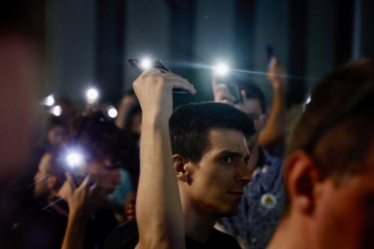 NASRNULI NA PROSTORIJE SNS! Blokaderi divljali u Kuli!