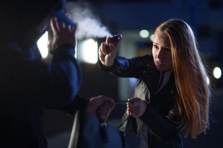 POTPUNI ŠOK! U Srbiji ovo oružje sme da se nosi bez dozvole: I maloletnici mogu da ga imaju kod sebe, zakon je JASAN