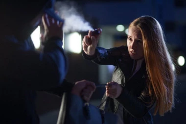 POTPUNI ŠOK! U Srbiji ovo oružje sme da se nosi bez dozvole: I maloletnici mogu da ga imaju kod sebe, zakon je JASAN