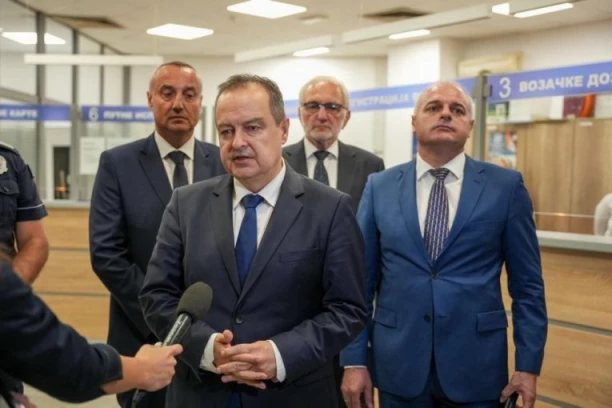 "VELIKE POHVALE ZA RAD"! ! Dačić obišao policajce i vatrogasce u Negotinu! (VIDEO, FOTO)