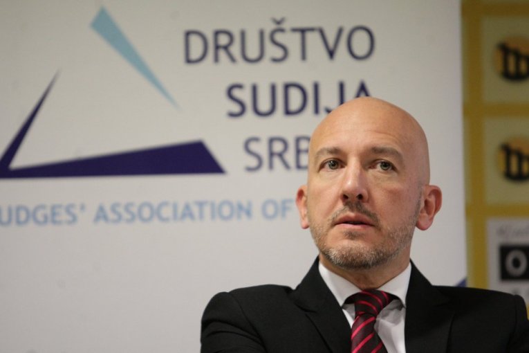 "MAJIĆ PLAŠI NAROD "NEPISMENIMA", A BRANI TUŽIOCE KOJI NE RAZLIKUJU KRIVIČNO DELO OD SLUŽBENE DUŽNOSTI: Slučaj Tomislava Momirovića sve jasno pokazao"