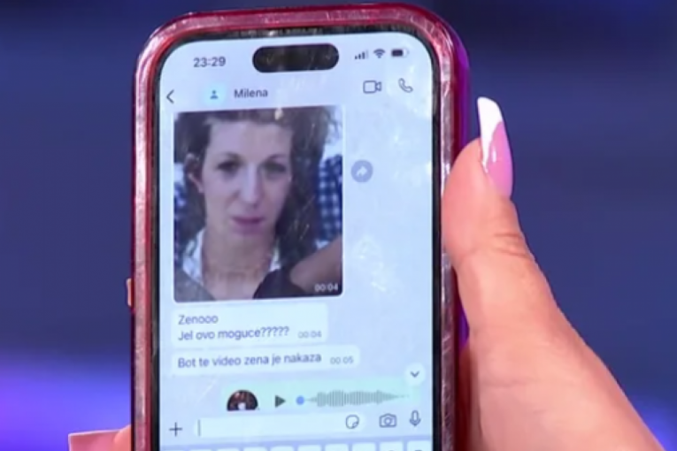 Milena Kačavenda pokazuje slike Janjuševe bivše žene