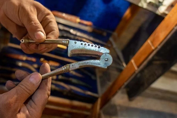 UŽAS NAD UŽASIMA U SELU: 39 dečaka preminulo tokom nasilnog OBREZIVANJA! Sakatili ih starim žiletima, pa im se pojavile gangrena i sepsa!