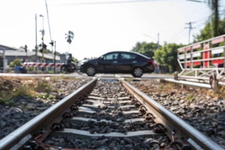 MISLILA JE DA JE BRŽA OD RAMPE: Žena se zaglavila nasred šina, a onda je ugledala voz! SVE SE DOGODILO U DELIĆU SEKUNDE