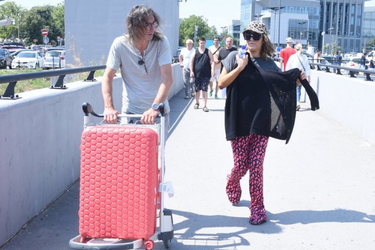 Ana Nikolić na aerodromu sa dečkom Goranom Ratkovićem Raletom nakon hapšenja Stefana Đurića Rasta