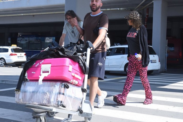 Ana Nikolić na aerodromu sa dečkom Goranom Ratkovićem Raletom nakon hapšenja Stefana Đurića Rasta