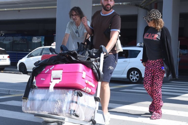Ana Nikolić na aerodromu sa dečkom Goranom Ratkovićem Raletom nakon hapšenja Stefana Đurića Rasta