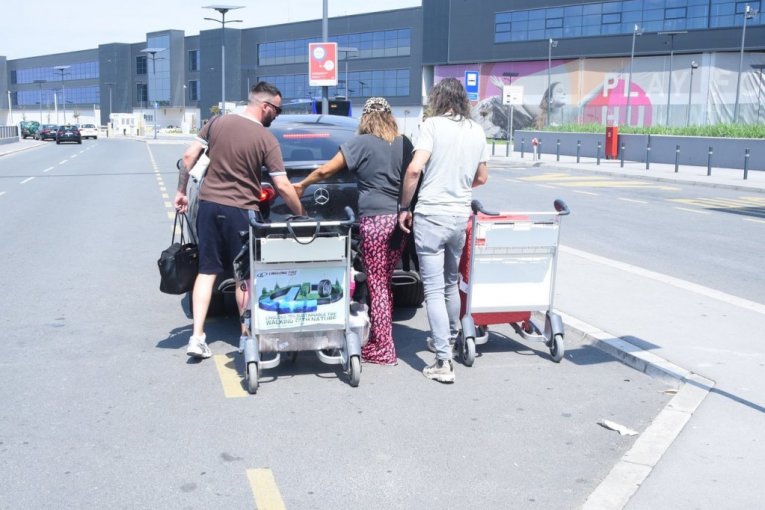 Ana Nikolić na aerodromu sa dečkom Goranom Ratkovićem Raletom nakon hapšenja Stefana Đurića Rasta