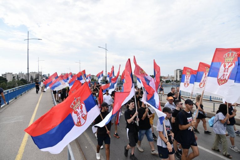 KORAK IDE ZA KORAKOM! Ogromna kolona ljudi peške krenula iz Novog Sada za Sremske Karlovce - SRBIJA PAMTI OLUJU!