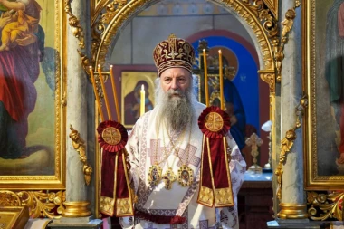“JEDINSTVO NE ZNAČI BRISANJE SLOBODE!” Poruka patrijarha Porfirija iz zavetne crkve kneza Miloša