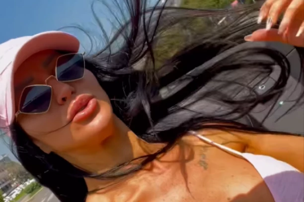 SLAĐA ŠOKIRALA SVE NOVOM OBJAVOM! Poršelina se baškari u skupocenom automobilu, pa poslala BRUTALNU PORUKU! (VIDEO)