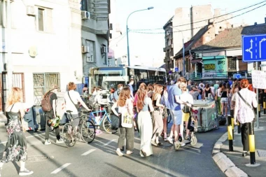 NIŠTA IM NIJE SVETO! Blokaderi zvižde i podsmevaju se SRPSKOJ NARODNOJ NOŠNJI! (VIDEO)