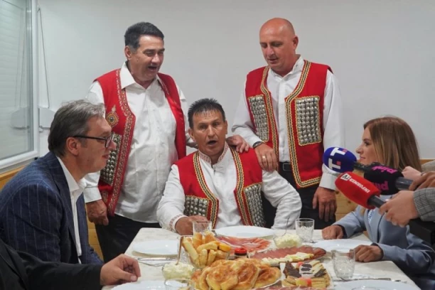 "KRAJIŠKA TRAGEDIJA JE OGROMNA, ALI JE SRBIJA DOBILA DOBRE I VREDNE LJUDE" - Emotivna poseta predsednika Vučića porodici Radan