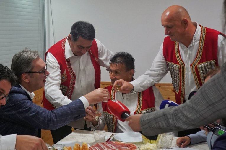 "ZA TRI GODINE BEZ IZVOZNIH CARINA SA KINOM" - Vučić saopštio odličnu vest za domaću industriju vina i rakije