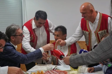 "ZA TRI GODINE BEZ IZVOZNIH CARINA SA KINOM" - Vučić saopštio odličnu vest za domaću industriju vina i rakije