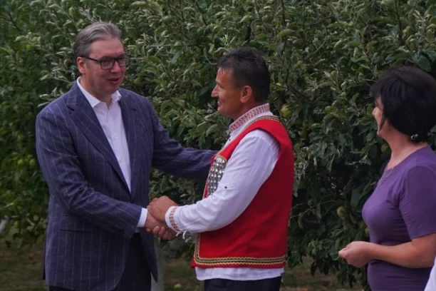 "KRAJIŠKA TRAGEDIJA JE OGROMNA" - Vučić u Banstolu posetio porodicu Radan koja je u "Oluji" proterana iz sela kod Knina