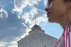 TUGA NA POSEBAN DAN: Dragana Mićalović u Hramu Svetog Save, poklonila se velikoj svetinji na devetu godišnjicu SMRTI OCA!