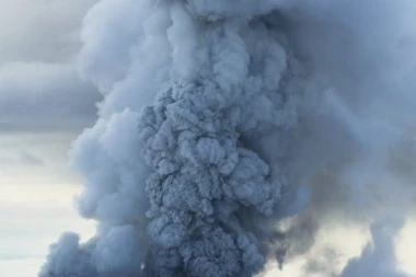 ERUPTIRAO OPASAN VULKAN! Izbacio pepeo od 10 kilometara (VIDEO)