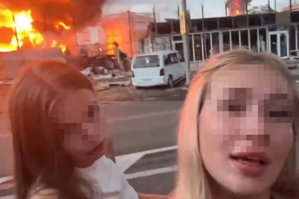 SMEJALE SE I PRAVILE SELFI DOK U POZADINI GORI FABRIKA! Devojke šokirale celu zemlju, evo i koju su pesmu pustile uz UŽAS! (VIDEO)