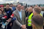 VUČIĆ TRAŽIO DA POZDRAVI RADNIKE! Ukazao im poštovanje tokom obilaska radova na izgradnji brze saobraćajnice Slepčević-Badovinci