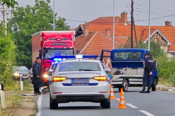 TEŠKA NESREĆA KOD OBRENOVCA! Mladić (26) sleteo s puta i zakucao se u banderu, u kritičnom stanju!