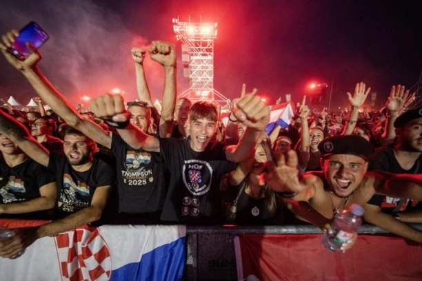 STRAVIČNO! CEO STADION U SPLITU URLAO POVIKE KOJIMA SE VELIČA KLANJE SRBA U DRUGOM SVETSKOM RATU! Mrak na Poljudu! DOK HRVATI SLEDE HITLERA, SRBI SU UVEK BRANA NACIZMU!