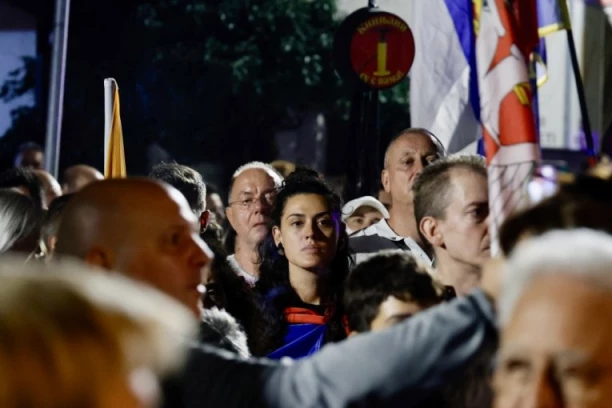 BLOKADERI PRIZIVAJU SMRT DARKU GLIŠIĆU! POVREĐEN GRADSKI ODBORNIK! Oštećena privatna imovina, stravične scene na Novom Beogradu