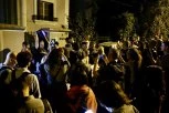 BLOKADERI NAPALI DEVOJKU KOD VUKOVOG SPOMENIKA! Užas u centru grada, nije mogla da se odbrani (VIDEO)