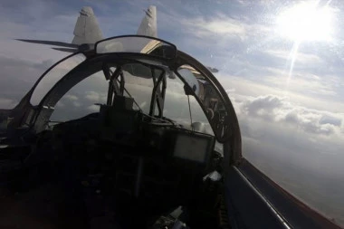 UŽAS U VAZDUHU: Bombarder se zaleteo u dva aviona! Putnici zanemeli od straha