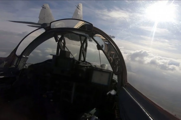 UŽAS U VAZDUHU: Bombarder se zaleteo u dva aviona! Putnici zanemeli od straha