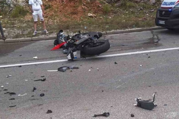 MOTOCIKLISTA LEŽI NA PUTU! Saobraćajna nesreća u Novom Sadu, motor totalno uništen! (FOTO)