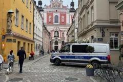SRAMOTNO! U OVOJ zemlji muškarac i žena napali ukrajinsku decu jer su pričala na svom jeziku, dečaku LOMILI IGRAČKE I SLOMILI RUKU!