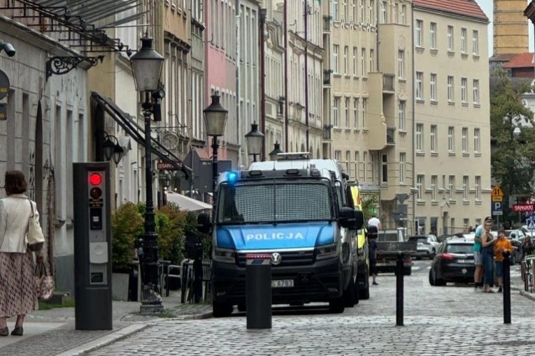 DEVOJČICA PALA SA TERASE SOLITERA! Majka Viktorija spavala u sobi, probudio je NEVIĐEN VRISAK KOMŠIJA! Stanari u šoku (FOTO)