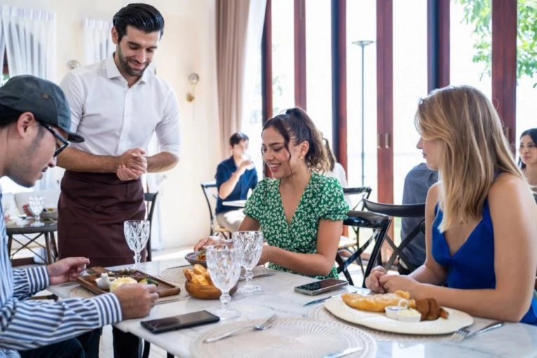 KAKVA PRILIKA ZA ZARADU - PLATE IDU DO 3.000 EVRA: Hrvatskoj treba 70.000 sezonskih radnika, OVO SU DETALJI!