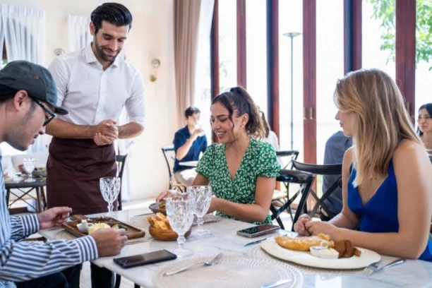 KAKVA PRILIKA ZA ZARADU - PLATE IDU DO 3.000 EVRA: Hrvatskoj treba 70.000 sezonskih radnika, OVO SU DETALJI!