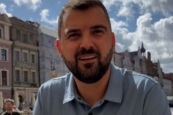 PREŠAO POLA EVROPE SAMO ZBOG ZVEZDE: Pronašli smo navijača koji ne propušta gostovanja (VIDEO)