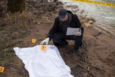 ZAKLAO KOMŠINICU, PA DELOVE TELA ZAKOPAO PO DVORIŠTU! Glava i ruke još nisu pronađene - OBJAVLJEN SNIMAK KUĆE STRAVE! (VIDEO)