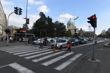 MOBILNI TELEFON NA PEŠAČKOM PRELAZU MOŽE OZBILJNO DA VAS KOŠTA! Čak i slušalice u ušima - kazne idu u do 40.000 dinara!