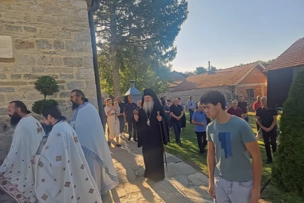 ČUVARI PRAVOSLAVLJA NA SVETOJ KOSOVSKOJ ZEMLJI: Molitva, suze i mozaik koji govori više od reči